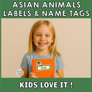 Puede incluir: Una ni&ntilde;a sonriente sostiene un libro naranja con una etiqueta con el nombre "Emily" y una ilustraci&oacute;n de serpiente. La imagen tiene el texto "ASIAN ANIMALS LABELS & NAME TAGS" y "KIDS LOVE IT!"