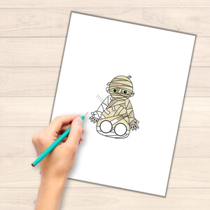 Puede incluir: Un dibujo a l&iacute;nea de una momia que lleva un disfraz de vendaje blanco con ojos verdes. La momia est&aacute; sentada con las piernas cruzadas y los brazos extendidos.