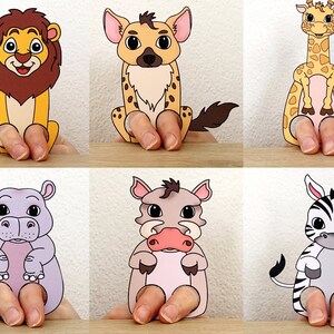 Op de afbeelding: Set van 6 vingerpoppen met verschillende dieren: een leeuw, een hyena, een giraffe, een nijlpaard, een wrattenzwijn en een zebra. De poppen zijn gedrukt op stevig papier en hebben een gat voor een vinger.