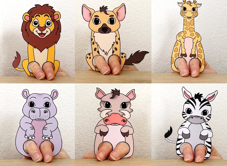 Op de afbeelding: Set van 6 vingerpoppen met verschillende dieren: een leeuw, een hyena, een giraffe, een nijlpaard, een wrattenzwijn en een zebra. De poppen zijn gedrukt op stevig papier en hebben een gat voor een vinger.