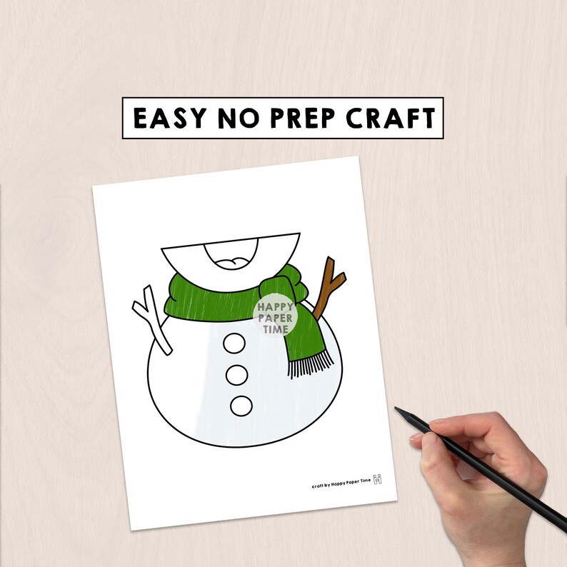 Puede incluir: Un papel blanco con una ilustraci&oacute;n de un mu&ntilde;eco de nieve. El mu&ntilde;eco de nieve tiene una bufanda verde, tres botones negros y brazos de ramitas. El texto "EASY NO PREP CRAFT" est&aacute; en la parte superior. Una mano sostiene un bol&iacute;grafo negro.