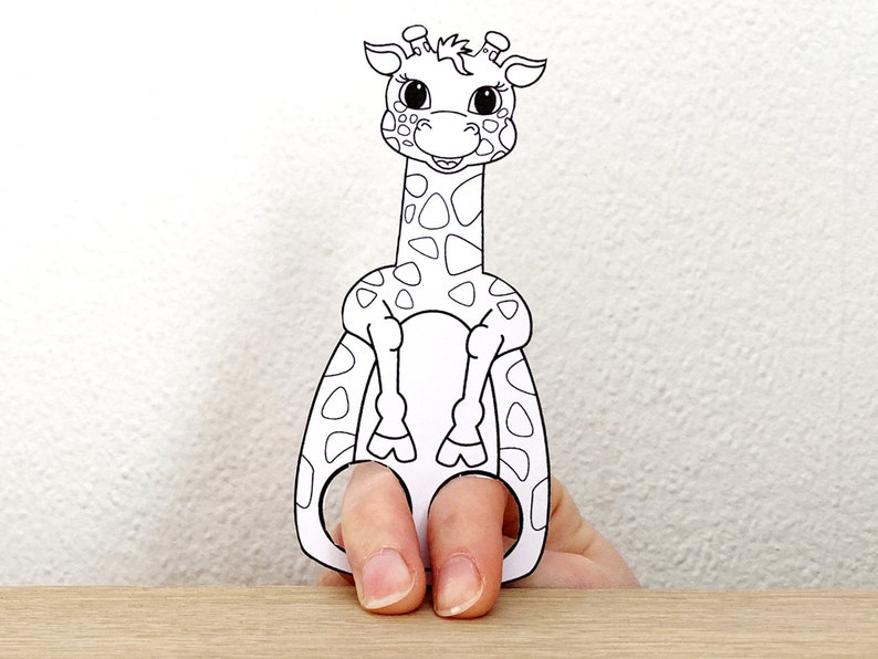 Puede incluir: Marionetas de dedo imprimibles en blanco y negro de una jirafa con un patr&oacute;n de manchas. La jirafa tiene un cuello largo y ojos grandes. La marioneta est&aacute; dise&ntilde;ada para que quepa en dos dedos.