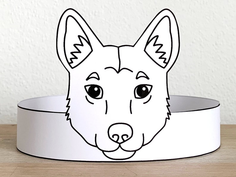 Puede incluir: Dibujo en blanco y negro de la cara de un lobo en una diadema de papel blanco. El lobo tiene orejas grandes, un hocico largo y una expresi&oacute;n amigable.