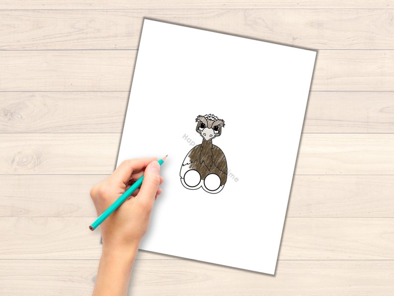 Op de afbeelding: Een zwart-witte lijntekening van een struisvogel met zijn hoofd schuin. De struisvogel zit met gekruiste benen. De tekening is op een wit vel papier.