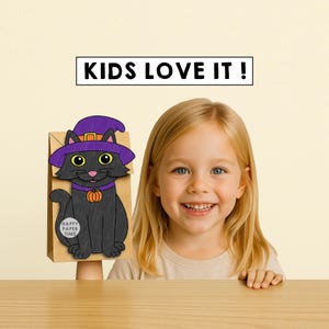 Puede incluir: Una bolsa de papel marr&oacute;n decorada con un gato negro que lleva un sombrero y un collar de bruja morados con una calabaza naranja. El texto "KIDS LOVE IT!" est&aacute; encima de la bolsa. Una ni&ntilde;a sonr&iacute;e al lado de la bolsa.