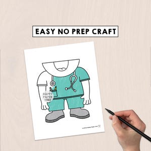 K&ouml;nnte beinhalten: Cartoon-Illustration eines Arztes in t&uuml;rkisfarbenem Kittel mit Stethoskop und Stift in der Tasche. Der Text "EASY NO PREP CRAFT" steht oben. Die Worte "HAPPY PAPER TIME" sind auf der Illustration aufgedruckt.
