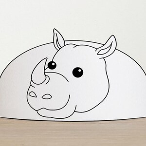 Op de afbeelding: Een zwart-witte printbare kroon met een neushoornkop. De kroon is halfrond en heeft een neushoorn gezicht met een hoorn en grote ogen.