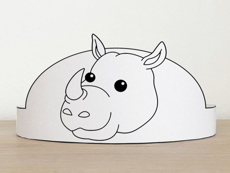 Op de afbeelding: Een zwart-witte printbare kroon met een neushoornkop. De kroon is halfrond en heeft een neushoorn gezicht met een hoorn en grote ogen.