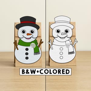 Puede incluir: Dos bolsas de regalo de papel kraft, una en color y otra en blanco y negro, cada una con un dise&ntilde;o de mu&ntilde;eco de nieve. El mu&ntilde;eco de nieve de color tiene un sombrero de copa negro con una banda roja, una bufanda verde y una nariz de zanahoria. El texto "HAPPY PAPER TIME" est&aacute; en la bufanda.