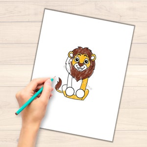Op de afbeelding: Een cartoonillustratie van een leeuw met een bruine manen, een geel lichaam en witte poten. De leeuw zit met gekruiste benen en heeft een vriendelijke uitdrukking op zijn gezicht.