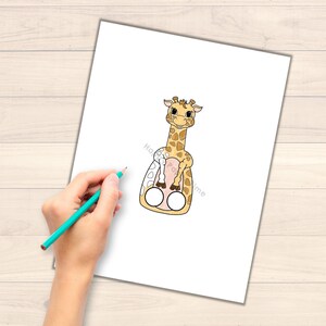 Puede incluir: Modelo de marioneta de dedo imprimible de una jirafa con un patr&oacute;n de manchas marrones y amarillas. La jirafa tiene un cuello largo, una cabeza peque&ntilde;a con ojos grandes y una nariz rosa. La jirafa est&aacute; sentada en dos c&iacute;rculos que representan dedos.