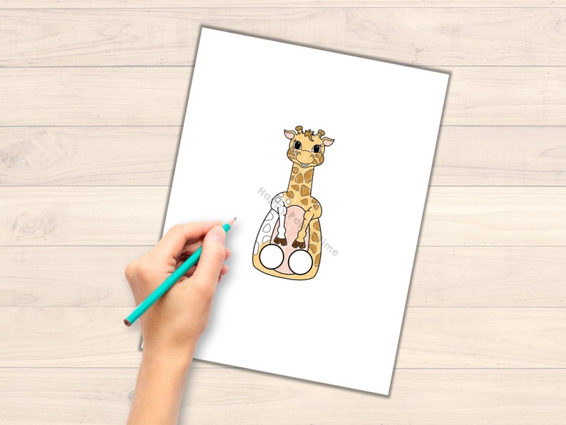 Puede incluir: Modelo de marioneta de dedo imprimible de una jirafa con un patr&oacute;n de manchas marrones y amarillas. La jirafa tiene un cuello largo, una cabeza peque&ntilde;a con ojos grandes y una nariz rosa. La jirafa est&aacute; sentada en dos c&iacute;rculos que representan dedos.