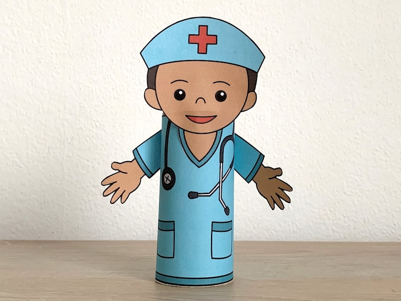 K&ouml;nnte beinhalten: Eine Papierfigur einer Krankenschwester mit einer blauen Uniform, einem roten Kreuz auf ihrem Hut und einem Stethoskop. Die Krankenschwester hat braune Haut und ein l&auml;chelndes Gesicht.