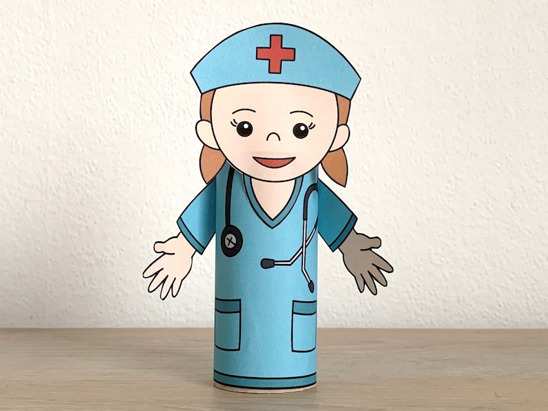 K&ouml;nnte beinhalten: Ein druckbares Papierbastelset einer Krankenschwester in blauer Uniform mit einem roten Kreuz auf ihrem Hut und einem Stethoskop um den Hals. Die Krankenschwester hat braunes Haar und ein l&auml;chelndes Gesicht.