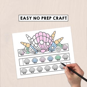 Pu&ograve; includere: Un foglio di carta stampabile per lavoretti con una grande conchiglia rosa centrale con perle, circondata da conchiglie pi&ugrave; piccole colorate in blu, verde e arancione. Sotto ci sono due strisce con contorni di conchiglie. Testo EASY NO PREP CRAFT.