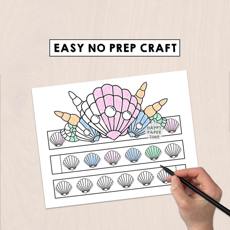 Pu&ograve; includere: Un foglio di carta stampabile per lavoretti con una grande conchiglia rosa centrale con perle, circondata da conchiglie pi&ugrave; piccole colorate in blu, verde e arancione. Sotto ci sono due strisce con contorni di conchiglie. Testo EASY NO PREP CRAFT.