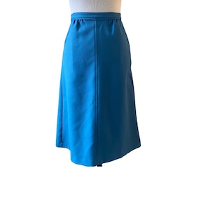 Puede incluir: Una falda midi azul turquesa de corte recto y diseño sencillo.