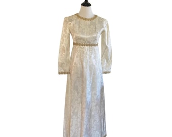 Vestido largo formal de cintura imperio con ribete de cuentas y brocado de los años 60