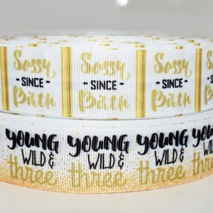 Sassy Since Birth o Wild y tres cintas de grosgrain de 1" que elijas