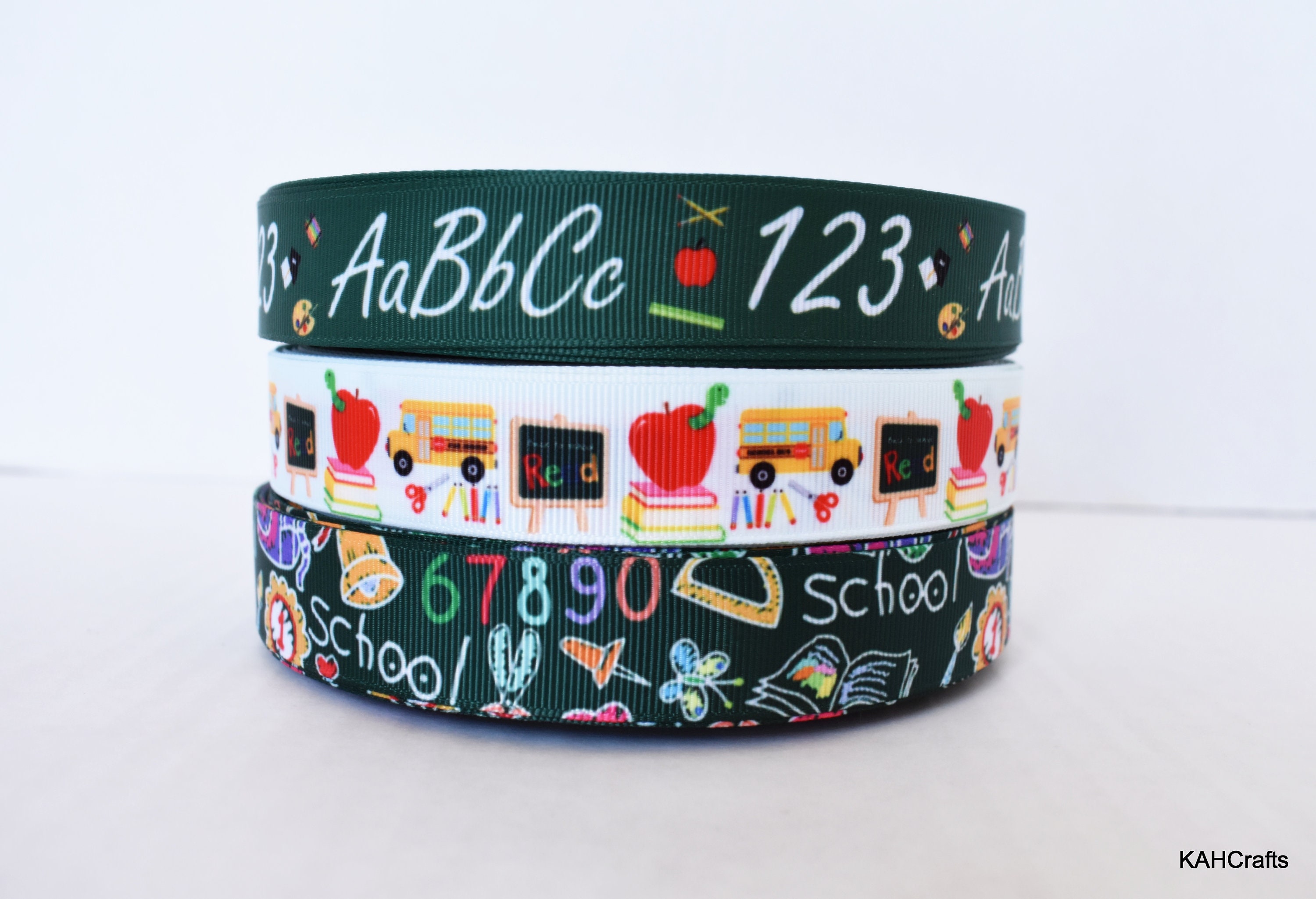 Nastro grosgrain ABC's Apples Graffiti da 7/8" a tua scelta