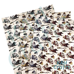 Puede incluir: Una hoja de papel decorativo con un patrón repetido de sombreros de bruja, libros y escobas. El fondo es de color crema con una textura sutil. El texto "RAH Crafts" es visible en la esquina inferior derecha.