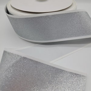 Ruban gros-grain simple face argenté scintillant USDR sur fond blanc de 3 po.