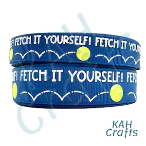 Puede incluir: Cinta azul con texto blanco que dice "Fetch it yourself!" y un gráfico de pelota de tenis. La cinta está doblada por la mitad, mostrando el texto y el gráfico en ambos lados.