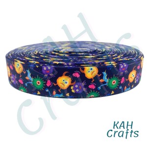 Cinta de grosgrain flotante de 7/8 pulg. de Monsters Fuzzy Cute Silly Scattered