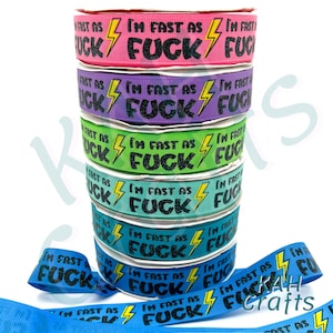 Puede incluir: Una pila de cintas coloridas con el texto "I'M FAST AS FUCK" y un diseño de rayo amarillo. Las cintas son en tonos de rosa, morado, verde, turquesa y azul. Las cintas son para manualidades.