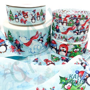 Peut inclure: Un ruban bleu et blanc avec un motif d'hiver de pingouins et d'ours polaires. Le ruban présente une variété de pingouins, d'arbres et un ours polaire portant une écharpe rouge. Le ruban est parfait pour ajouter une touche festive à vos créations de Noël.
