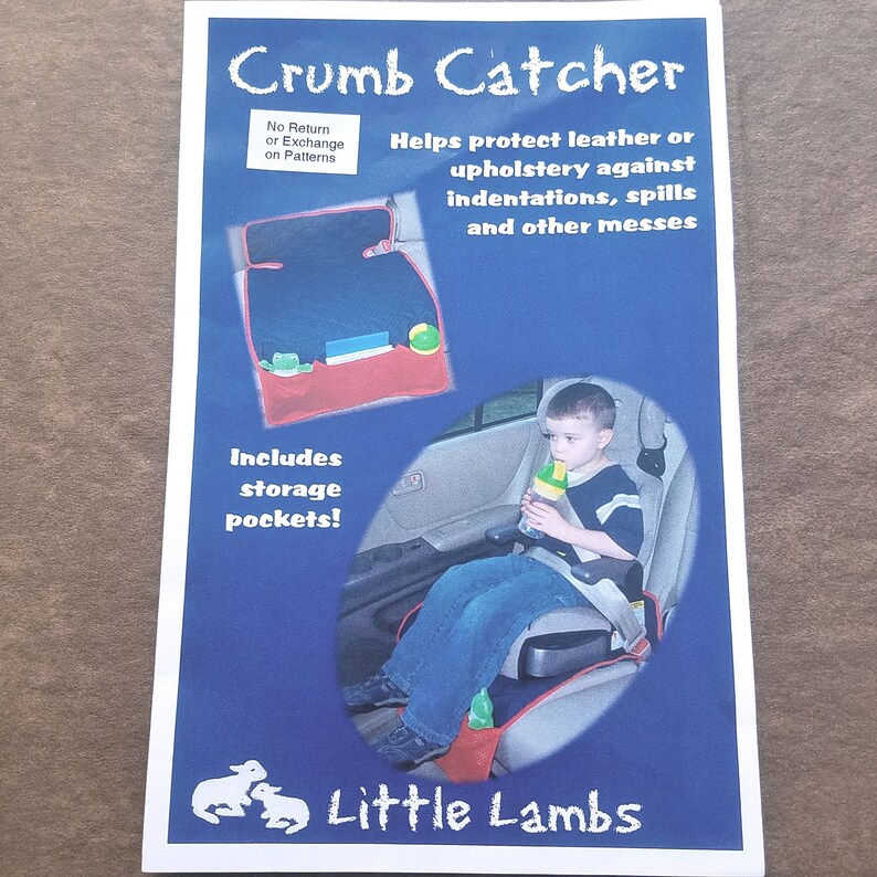Pu&ograve; includere: Un protettore per seggiolino auto blu e rosso con il testo "Crumb Catcher" e "Little Lambs". Il protettore include tasche portaoggetti ed &egrave; progettato per proteggere i rivestimenti da fuoriuscite e sporco. Un bambino &egrave; mostrato nel seggiolino auto.