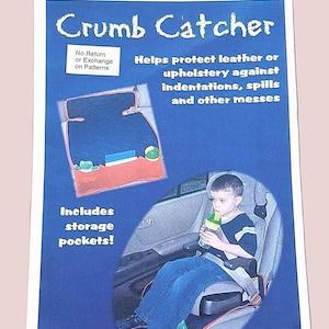 Pu&ograve; includere: Immagine promozionale blu per un raccoglibriciole per seggiolino auto. Il testo recita "Crumb Catcher" e "Aiuta a proteggere la pelle o i rivestimenti da ammaccature, versamenti e altri pasticci." Include tasche portaoggetti.