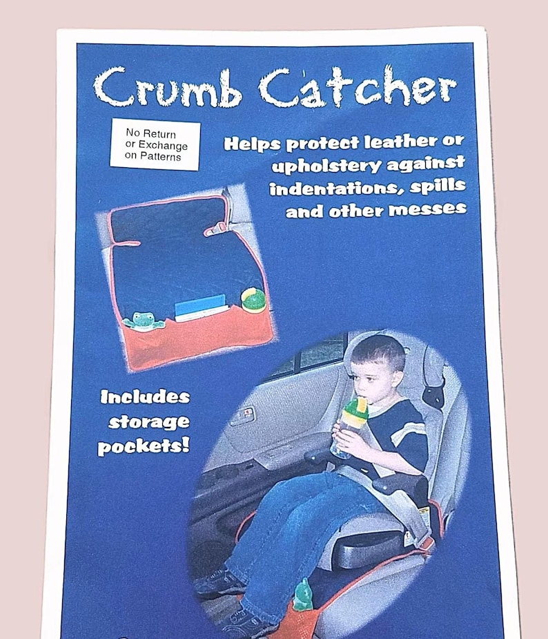 Pu&ograve; includere: Immagine promozionale blu per un raccoglibriciole per seggiolino auto. Il testo recita "Crumb Catcher" e "Aiuta a proteggere la pelle o i rivestimenti da ammaccature, versamenti e altri pasticci." Include tasche portaoggetti.