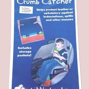 Pu&ograve; includere: Un proteggi-sedile per auto blu e rosso con il testo "Crumb Catcher" e "Little Lambs". Il proteggi-sedile include tasche portaoggetti e aiuta a proteggere i rivestimenti da fuoriuscite e altri disordini. Un bambino &egrave; mostrato nel seggiolino auto.