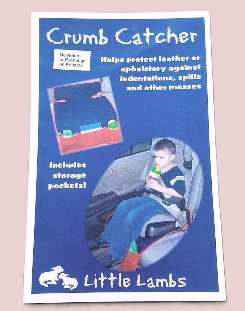 Pu&ograve; includere: Un proteggi-sedile per auto blu e rosso con il testo "Crumb Catcher" e "Little Lambs". Il proteggi-sedile include tasche portaoggetti e aiuta a proteggere i rivestimenti da fuoriuscite e altri disordini. Un bambino &egrave; mostrato nel seggiolino auto.