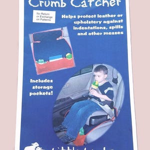 Pu&ograve; includere: Un proteggi-sedile per auto Crumb Catcher blu e rosso con la scritta "Crumb Catcher" e "Little Lambs". Il proteggi-sedile include tasche portaoggetti e aiuta a proteggere la tappezzeria da fuoriuscite e altri disordini.
