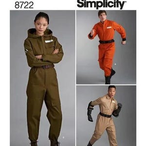 Peut inclure: Patron de couture Simplicity 8722 présentant trois variantes de combinaison à manches longues. Une version est vert olive avec une capuche, une autre est orange vif avec une ceinture noire, et la troisième est beige avec des gants noirs.
