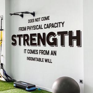 Naklejka ścienna z winylu „Strength” – minimalistyczna dekoracja siłowni, motywująca sztuka cytatów do domowej siłowni, sali fitness lub miejsca do ćwiczeń