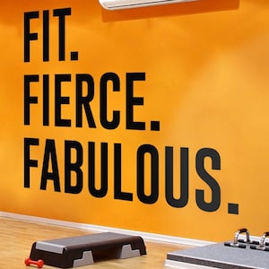 Naklejka ścienna z winylu Fit Fierce Fabulous – minimalistyczna dekoracja siłowni, inspirująca sztuka cytatów motywujących do ćwiczeń i domowych przestrzeni fitness