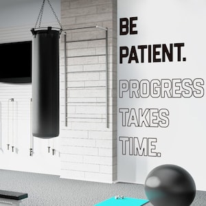 Bądź cierpliwy. Postęp wymaga czasu. Naklejka ścienna na ścianę Gym Wall Art