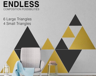 Puede incluir: Un interior de sala de estar con un sillón blanco y un taburete de madera. La pared detrás de los muebles está decorada con un patrón geométrico de triángulos negros, dorados y grises. El texto "ENDLESS COMPOSITION POSSIBILITIES" y "6 Large Triangles 4 Small Triangles" está impreso en la pared.