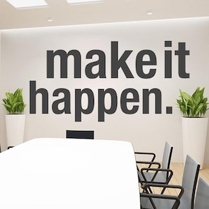 Make It Happen | Minimalistyczna naklejka ścienna z winylu | Motywująca dekoracja biura, inspirujący cytat do przestrzeni roboczej