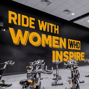 Home Gym, Ride With Women Who Inspire, Fitness, Radfahren, Frauen, Gym Design Ideen, Fahrrad, Frauen Zitate, Girl Power, Gym Zitate, Geschenk
