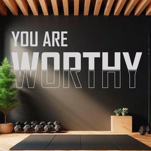 Jesteś godny winylowej naklejki ściennej - Minimalistyczny wystrój siłowni, motywujący cytat, sztuka w sali fitness, zdejmowana inspirująca naklejka