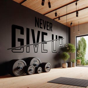 Naklejka ścienna motywacyjna Never Give Up – minimalistyczna dekoracja siłowni, naklejka z cytatem o fitnessie, winylowa sztuka ścienna do domowej siłowni lub studia fitness