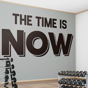 Czas jest teraz, wystrój siłowni, ćwiczenia, trening, fitness, naklejka ścienna, naklejka ścienna, siłownia, cytaty z siłowni, domowa siłownia, motywujące, inspirujące, prezent