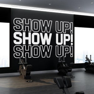 Show Up, Naklejka ścienna na siłownię, Inspirujące cytaty, Cytaty motywacyjne, Sztuka ścienna, Ściany siłowni, Dekoracja ścienna