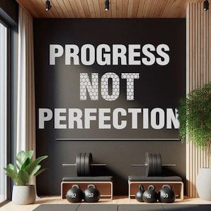 Motywacyjna naklejka ścienna - Postęp, nie perfekcja - Minimalistyczny wystrój siłowni | Inspiracja fitness | Naklejka ścienna z winylu | Sztuka w sali ćwiczeń