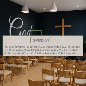 Op de afbeelding: Een kerkinterieur met houten banken en een kruis aan de muur. De muur is donkerblauw geverfd en het woord "God" staat in wit erop. De tekst onder het woord "God" luidt "[DIMENSION]". De tekst onder het woord "[DIMENSION]" geeft de afmetingen van de kerk in centimeters en inches.