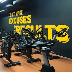 Minimalistyczna naklejka ścienna na siłownię: „Nie rób wymówek, rób wyniki” – motywujący cytat z winylu do wystroju sali fitness i domowej siłowni